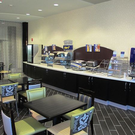 Holiday Inn Express & Suites Kansas City Airport By Ihg Buitenkant foto