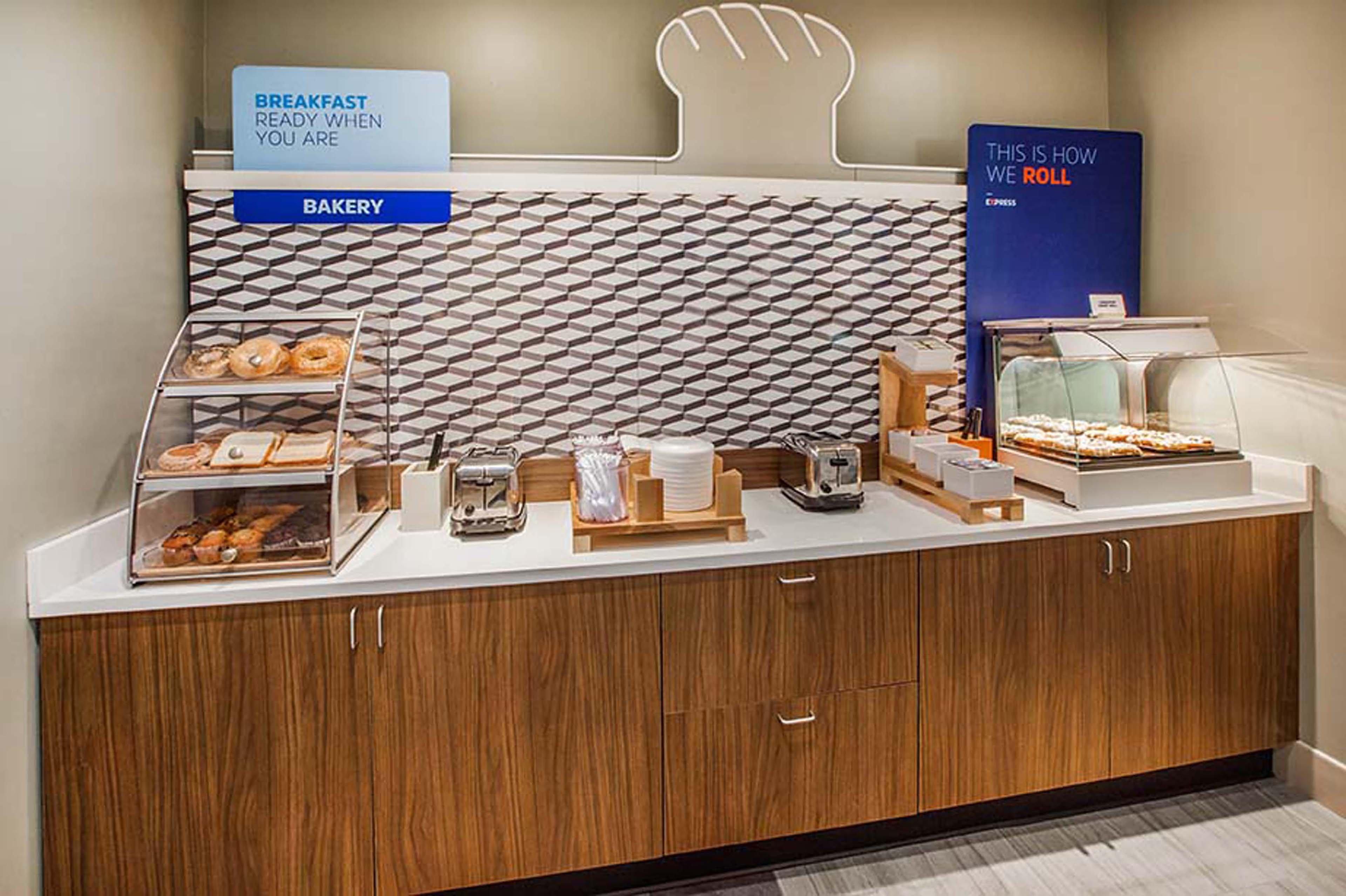 Holiday Inn Express & Suites Kansas City Airport By Ihg Buitenkant foto