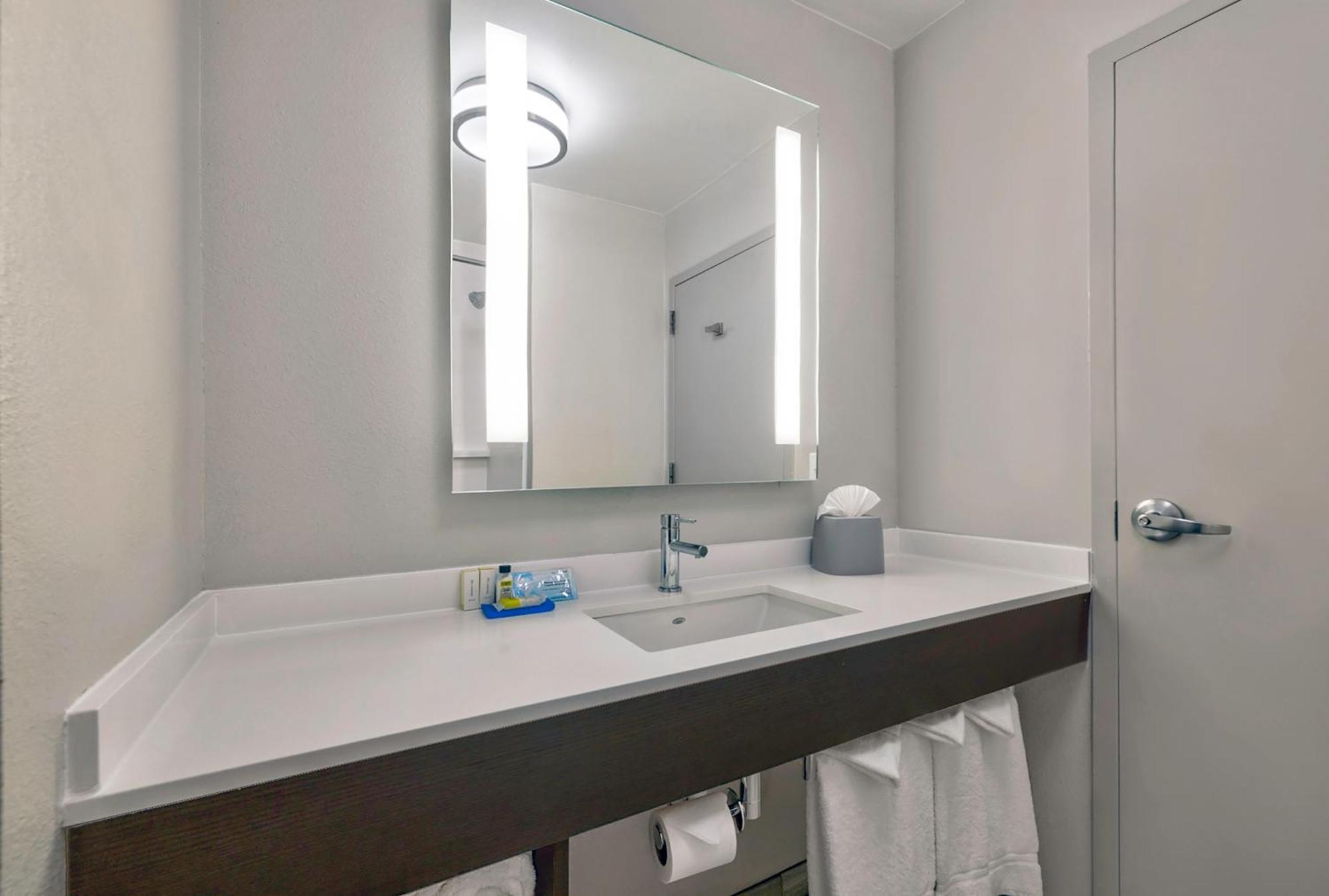 Holiday Inn Express & Suites Kansas City Airport By Ihg Buitenkant foto