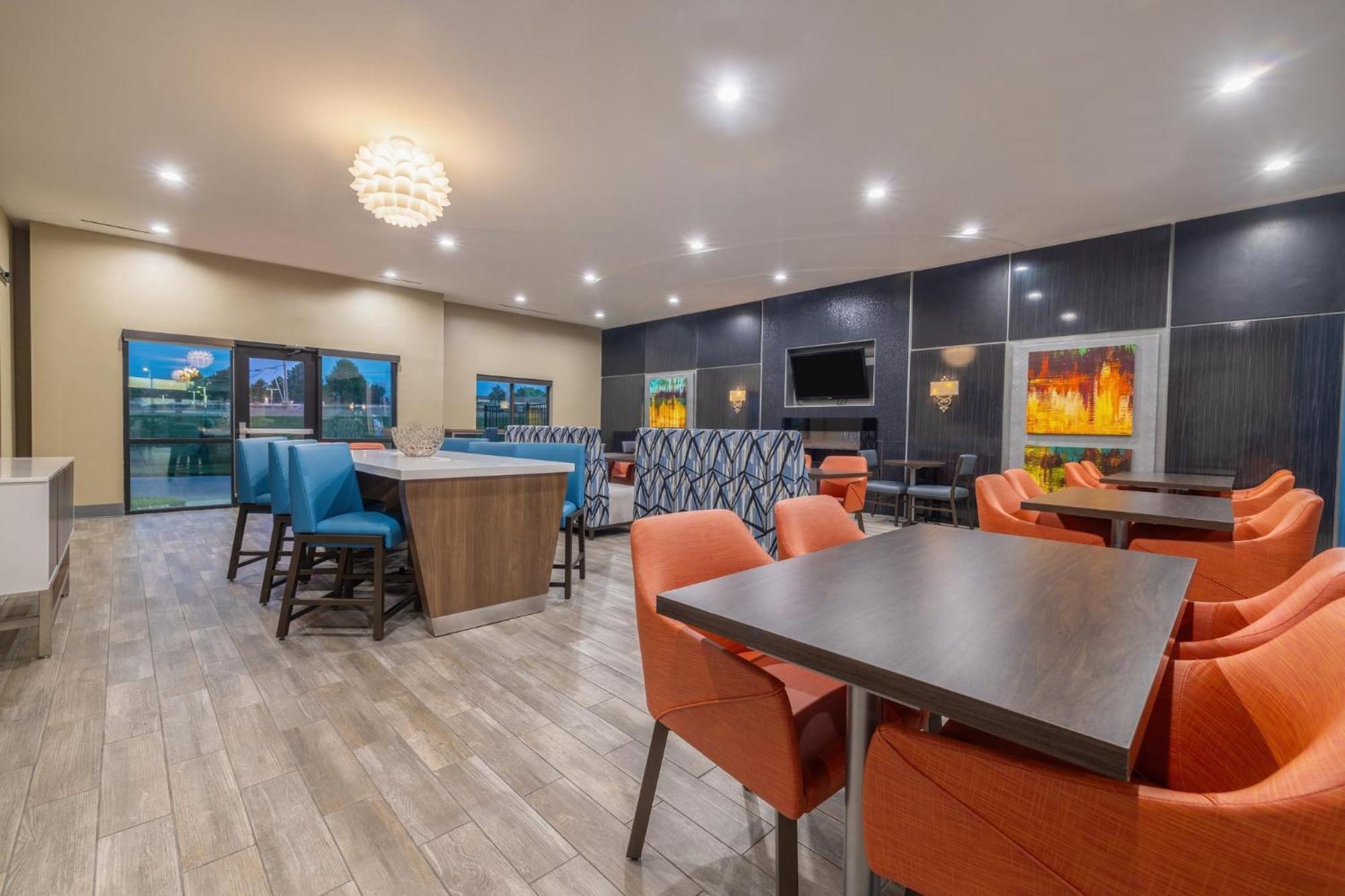 Holiday Inn Express & Suites Kansas City Airport By Ihg Buitenkant foto