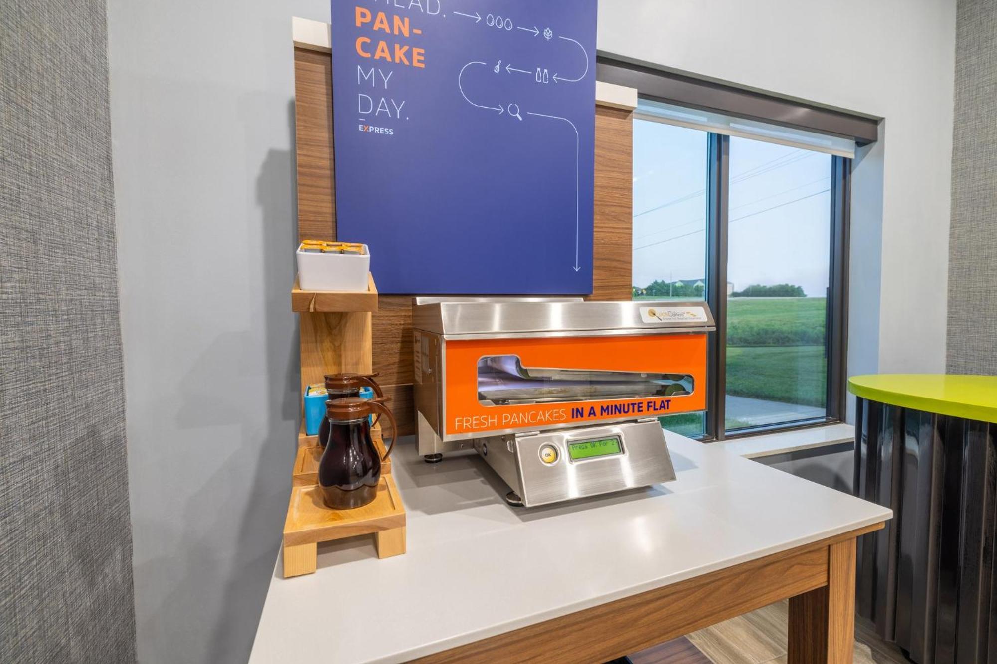 Holiday Inn Express & Suites Kansas City Airport By Ihg Buitenkant foto