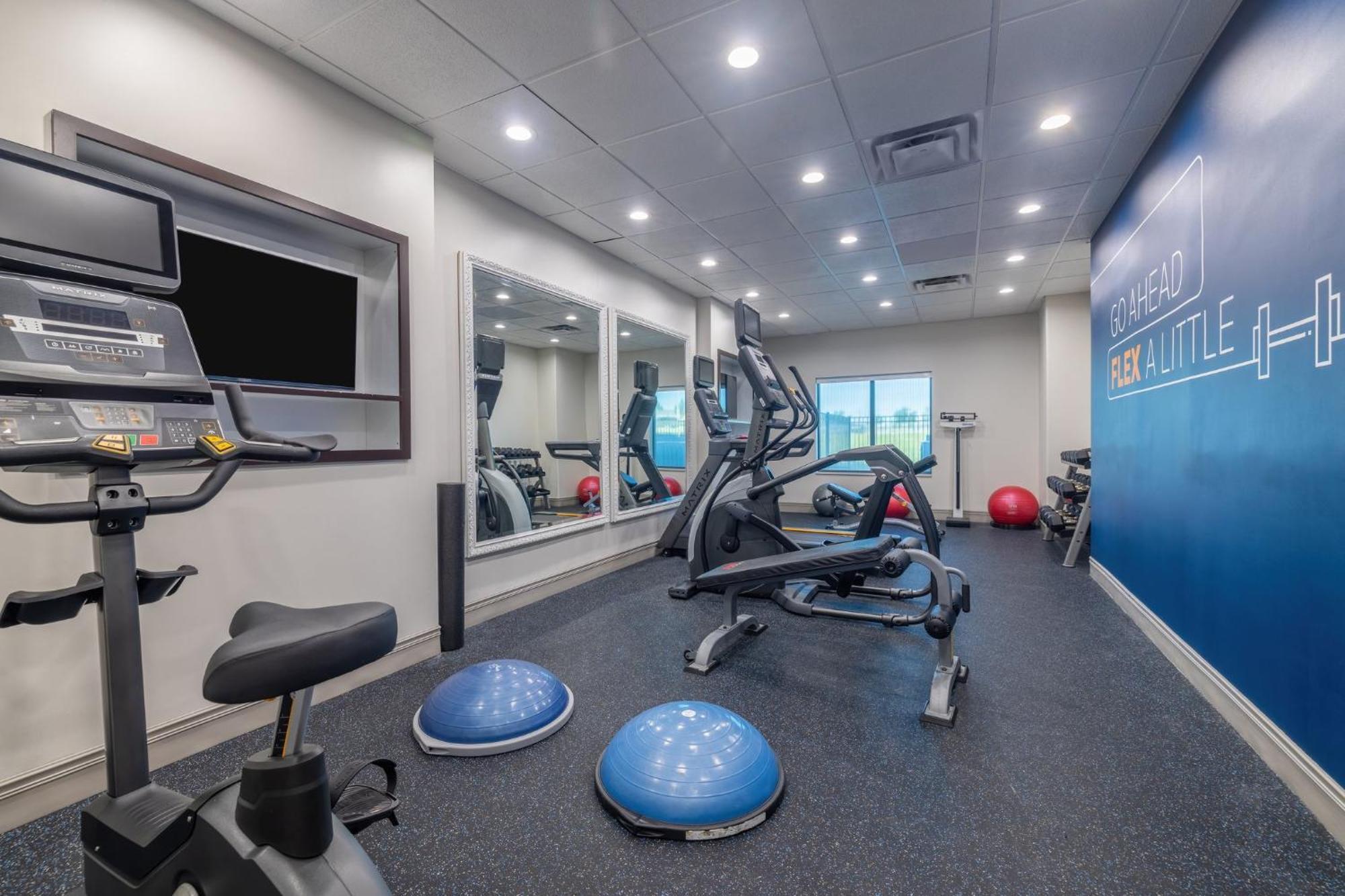 Holiday Inn Express & Suites Kansas City Airport By Ihg Buitenkant foto