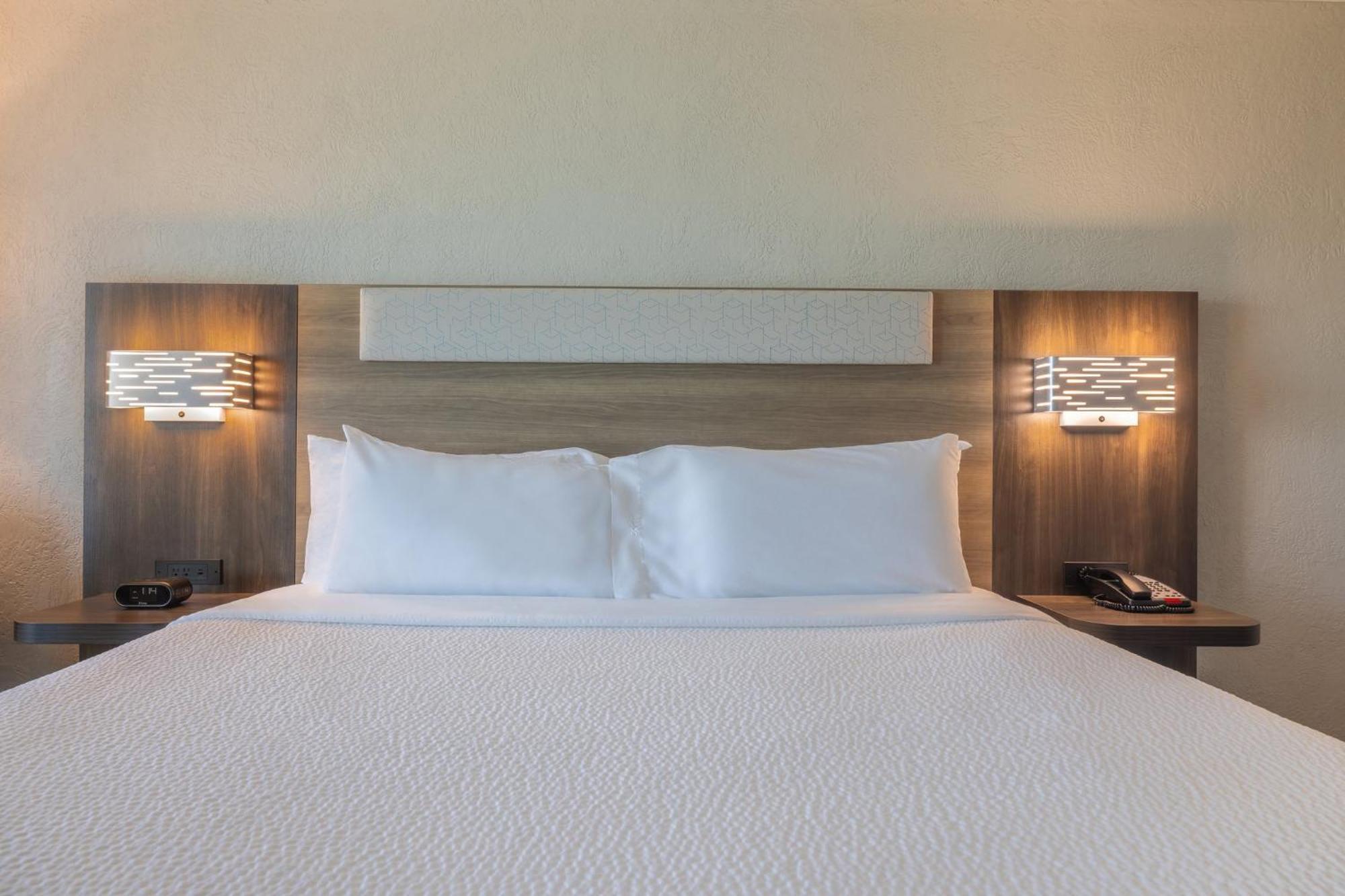 Holiday Inn Express & Suites Kansas City Airport By Ihg Buitenkant foto