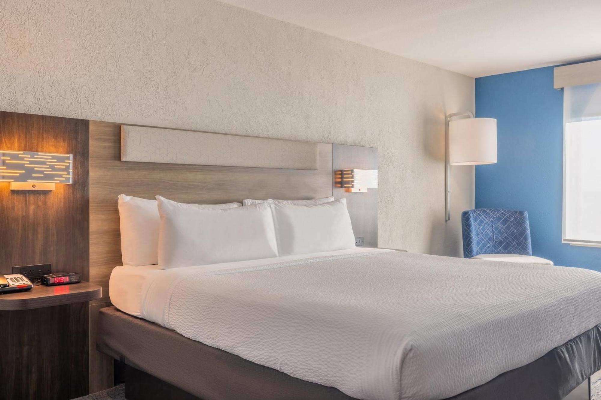 Holiday Inn Express & Suites Kansas City Airport By Ihg Buitenkant foto