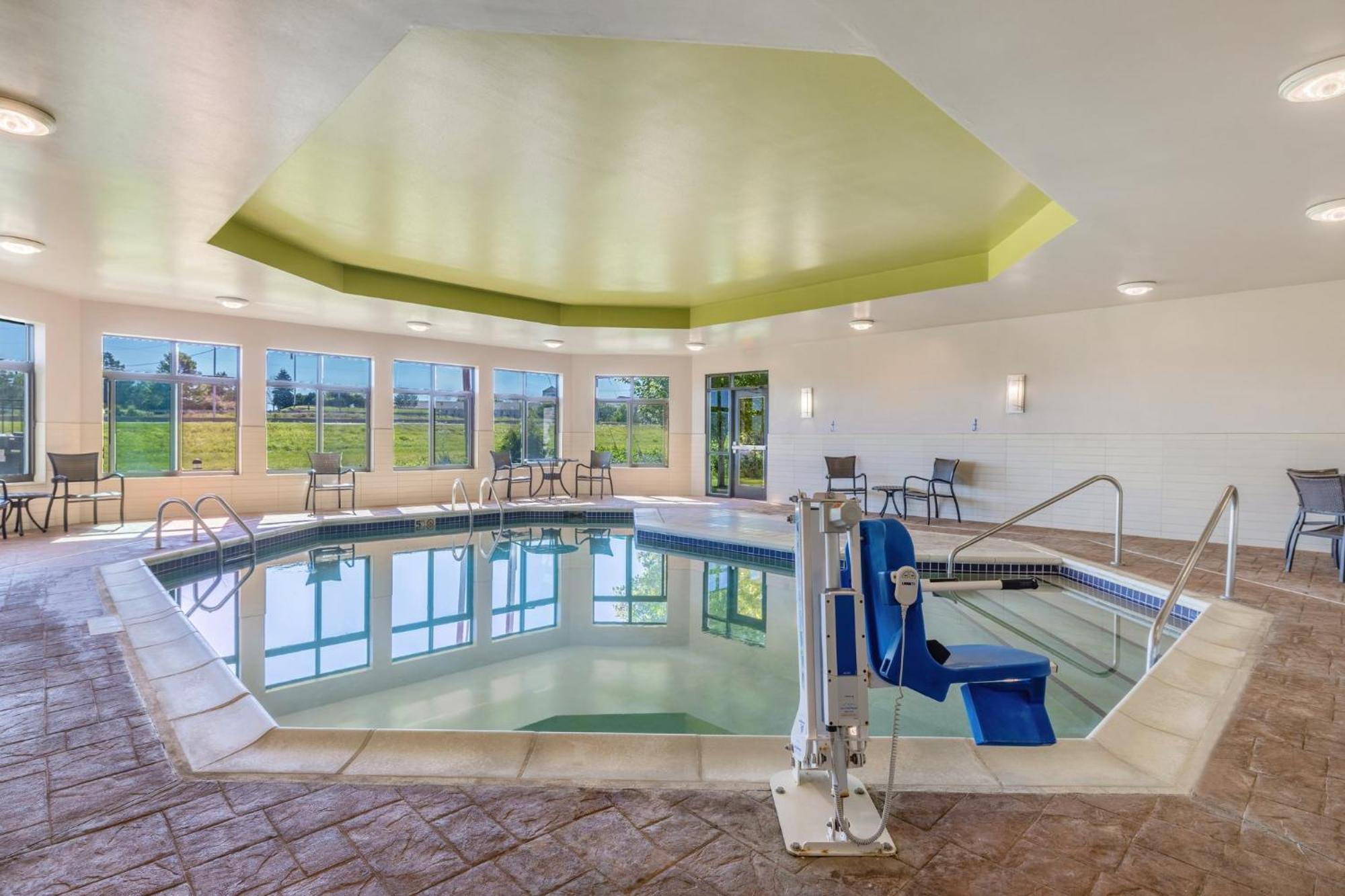 Holiday Inn Express & Suites Kansas City Airport By Ihg Buitenkant foto