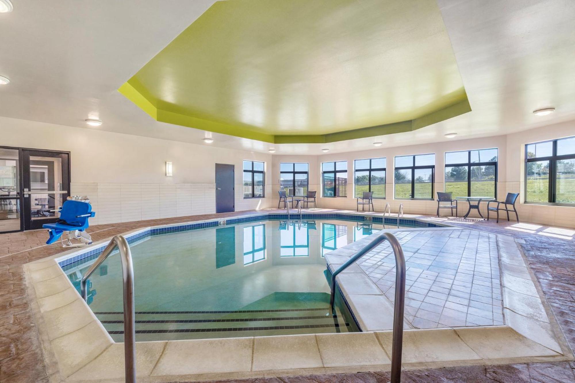 Holiday Inn Express & Suites Kansas City Airport By Ihg Buitenkant foto
