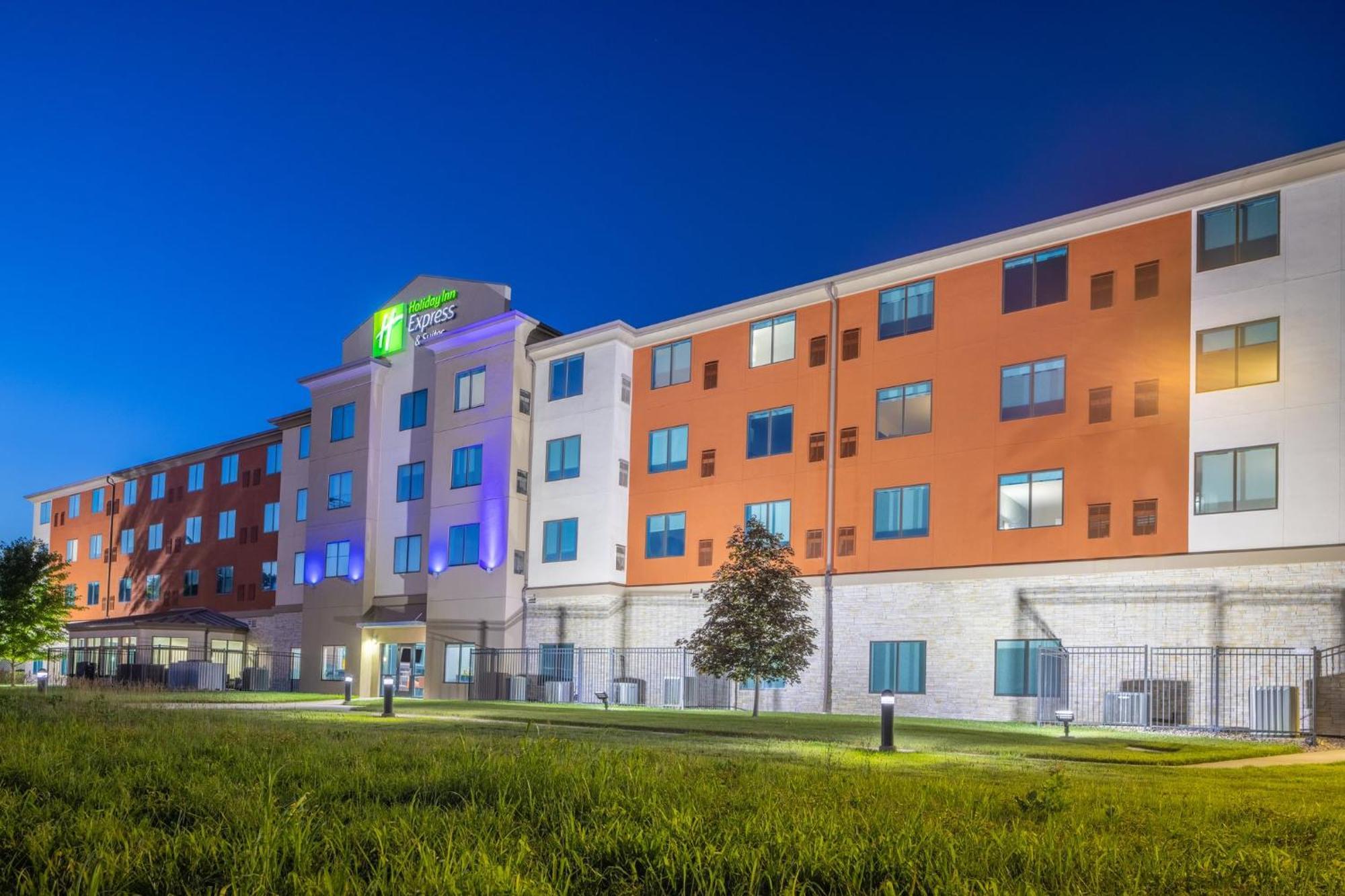 Holiday Inn Express & Suites Kansas City Airport By Ihg Buitenkant foto