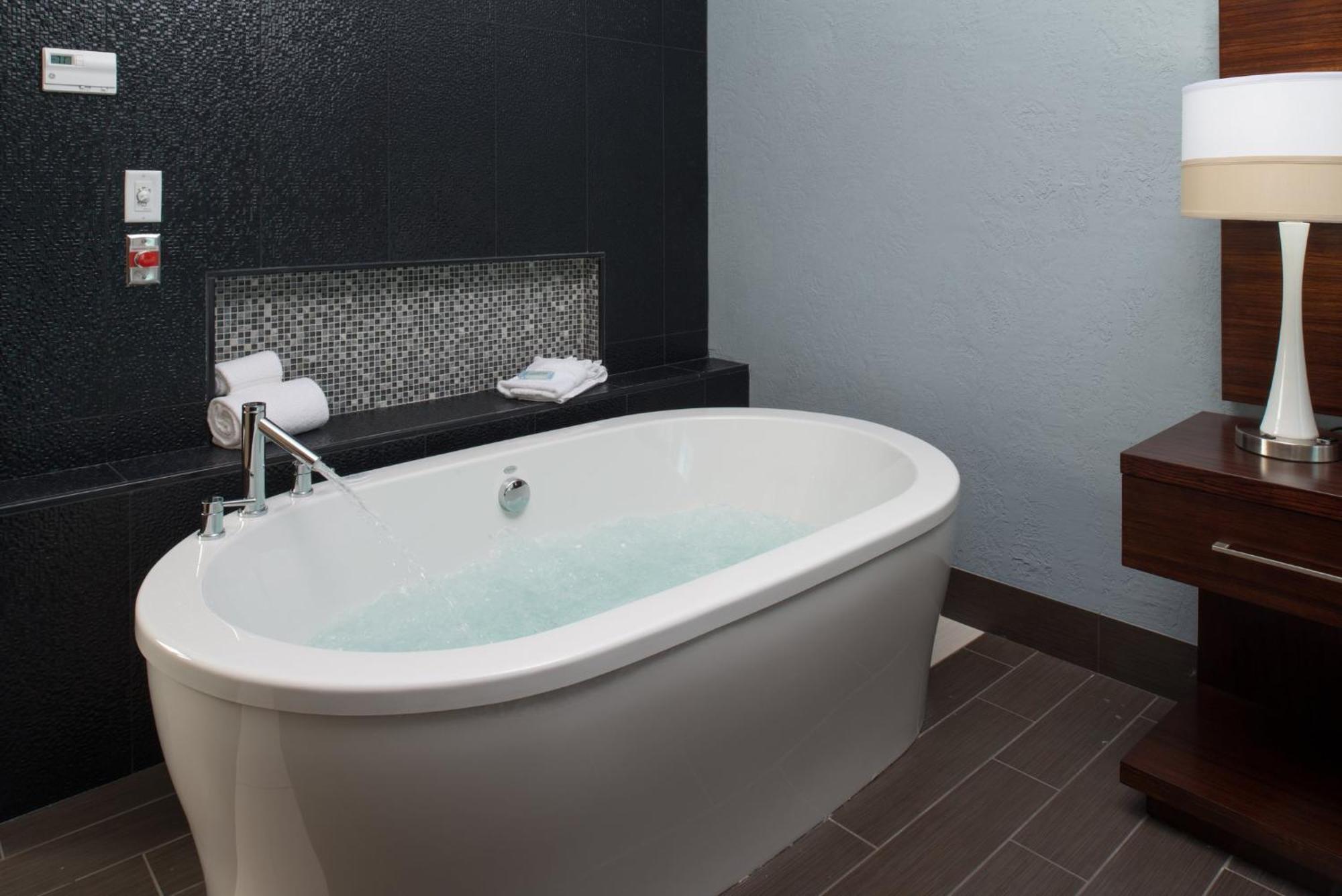 Holiday Inn Express & Suites Kansas City Airport By Ihg Buitenkant foto